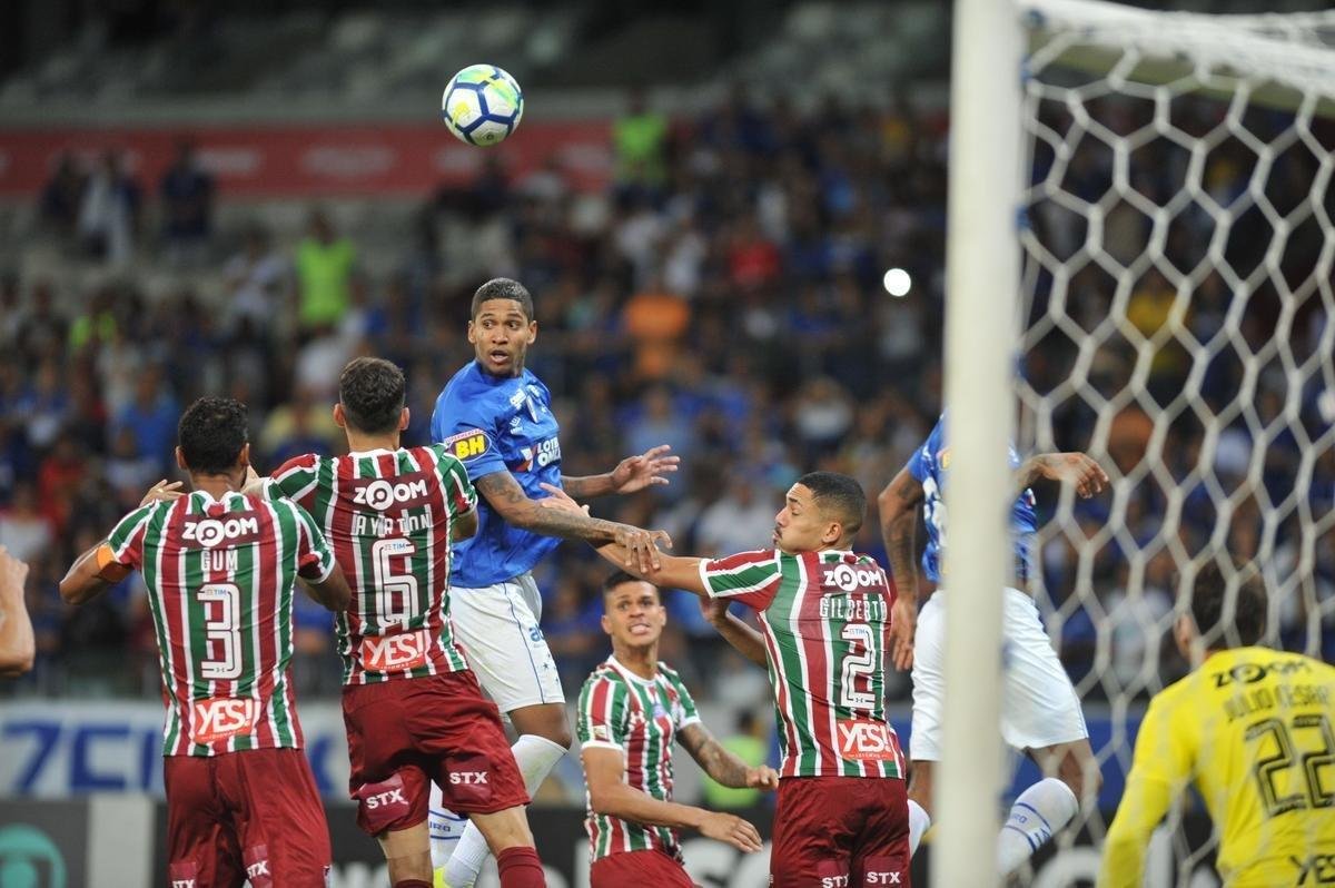 Cruzeiro derrotou Fluminense por 2 a 1, com gols de Raniel e Ayrton Lucas (contra); Henrique, tambm contra, descontou para os cariocas