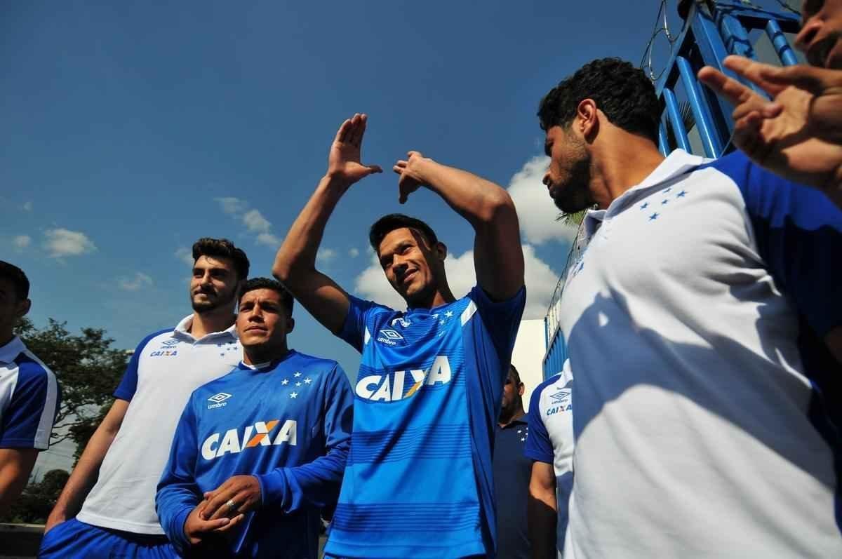 Antes do ltimo treinamento visando ao jogo contra o Grmio, os jogadores do Cruzeiro receberam apoio de torcedores na porta da Toca da Raposa II. O capito Henrique foi o porta-voz do elenco com os cruzeirenses. Alm dele, participaram da reunio o zagueiro Leo, o goleiro Rafael, o meia Robinho, o volante Lucas Romero e o meia Thiago Neves.