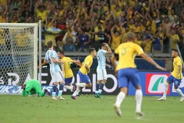 Neymar marcou segundo gol do Brasil aos 45 do primeiro tempo
