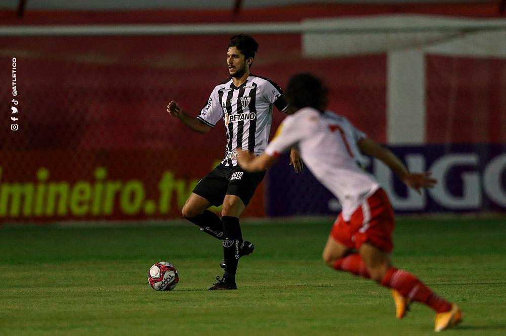 Tombense e Atlético se enfrentaram nesta quinta-feira (4), em partida válida pela 2ª rodada do Campeonato Mineiro. O confronto foi realizado no Estádio Antônio Guimarães de Almeida, em Tombos. No primeiro tempo, uma queda de energia paralisou a partida por cerca de 20 minutos.