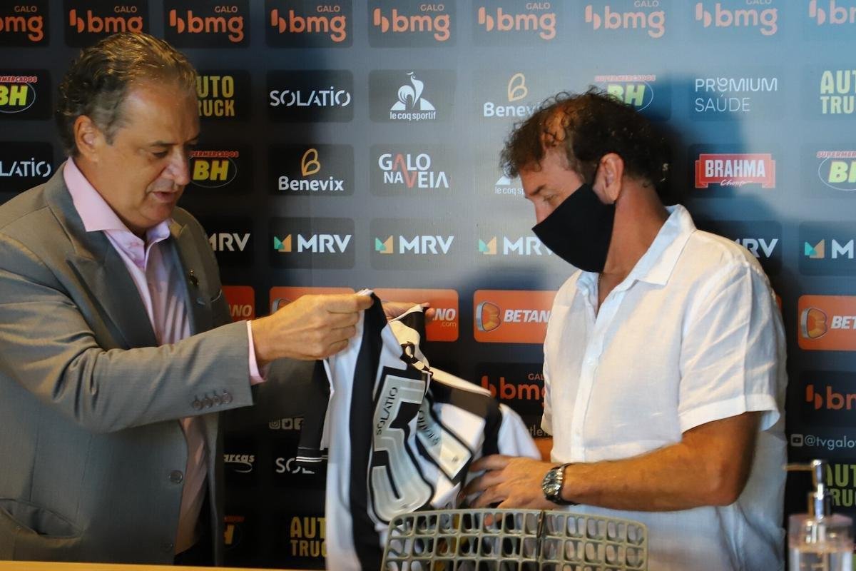 Aps comandar seu primeiro treino, Cuca foi apresentado na Arena MRV, futura casa do Atltico. O treinador de 57 anos conheceu o andamento das obras e respondeu perguntas de jornalistas no local.