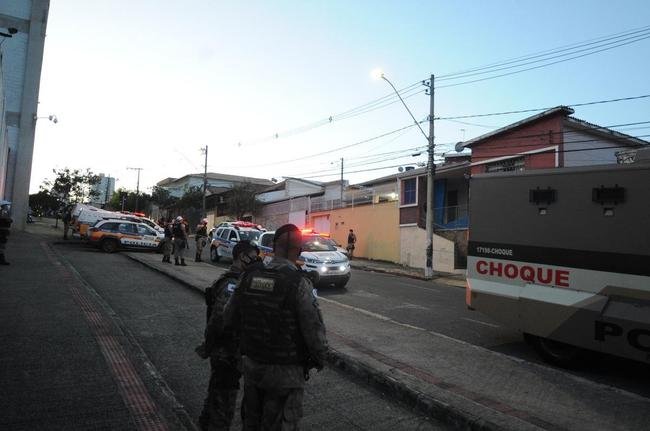 Torcida do Cruzeiro mira Srgio, Deivid e conselheiros em protesto no Horto, antes do jogo diante do Operrio-PR, pela Srie B
