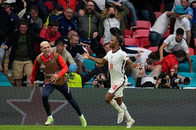 Fotos do gol de Sterling, da Inglaterra, sobre a Alemanha, em Wembley. Ingleses venceram por 2 a 0 e avan�aram �s quartas de final da Eurocopa