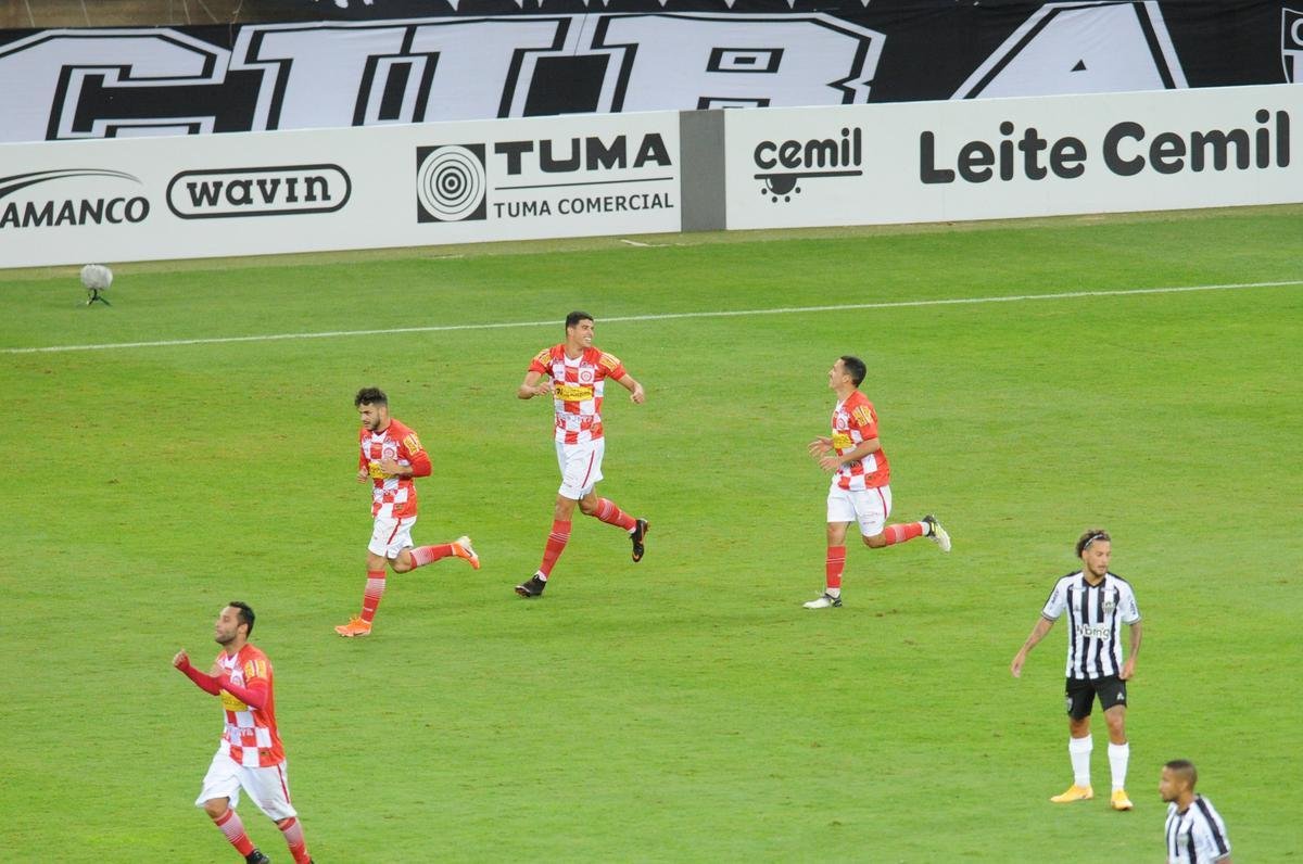 No segundo tempo, o Tombense saiu na frente, com gol de pnalti de Rubens. Logo depois, Sasha empatou para o Galo, aps falha pontual do goleiro Felipe. 