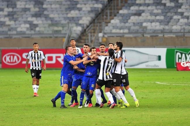 Hulk, do Atl�tico, e William Pottker, do Cruzeiro, discutiram no fim do cl�ssico vencido pelos celestes, por 1 a 0, e foram expulsos pelo �rbitro Paulo C�sar Zanovelli da Silva