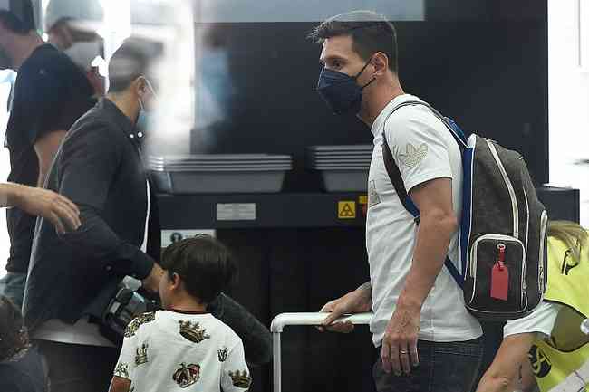 Messi deixou Barcelona rumo a Paris nesta tera