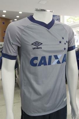 Imagens da nova camisa do Cruzeiro j  venda na loja oficial do clube