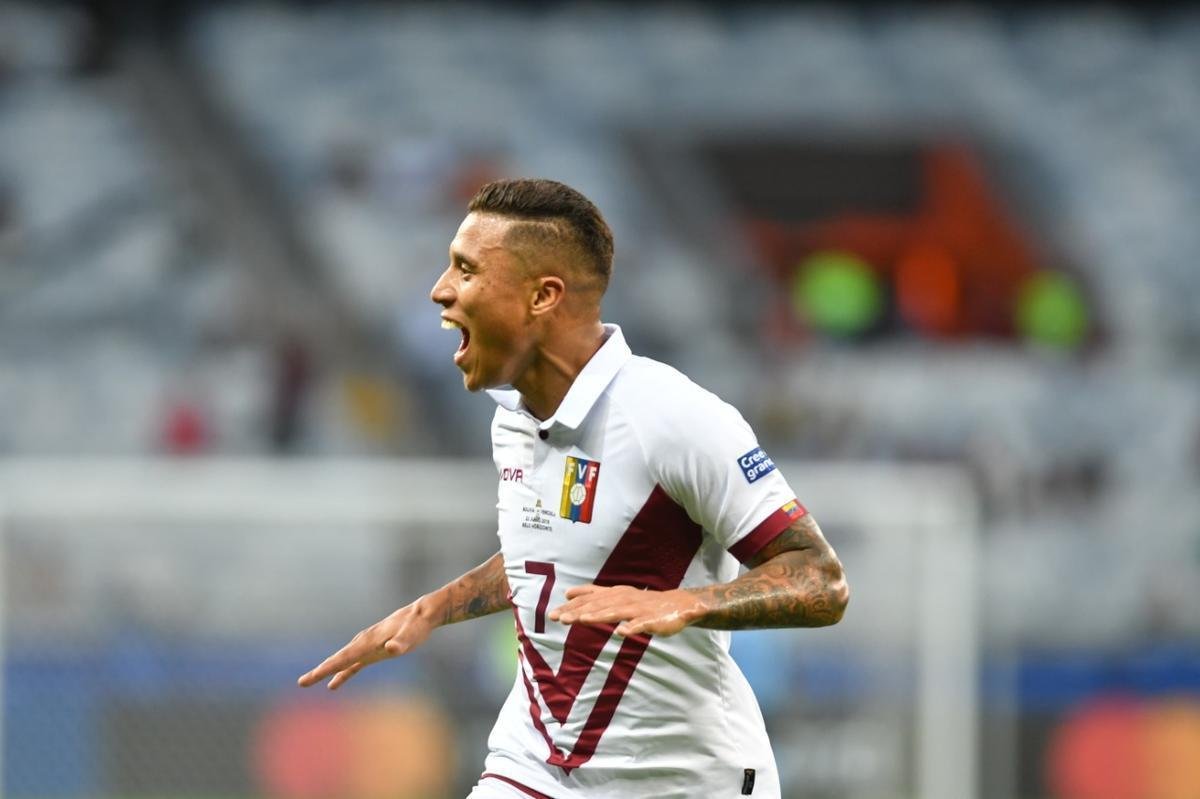 Imagens da partida entre Bolvia e Venezuela