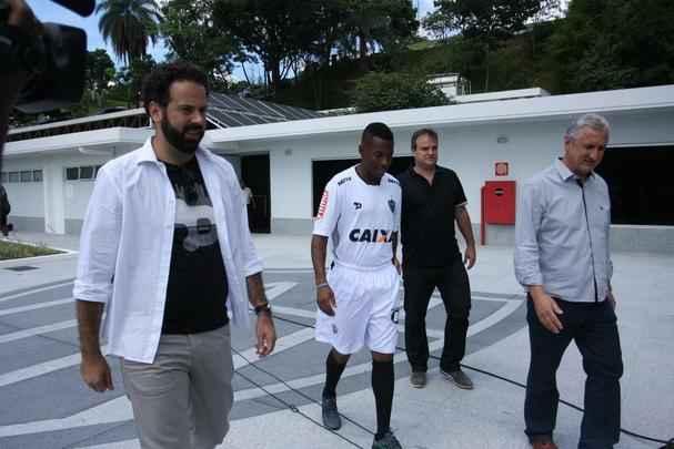 12/02/2016. O presidente do Atlético, Daniel Nepomuceno, o jogador de futebol Robinho e  o diretor de futebol, Eduardo Maluf, no Centro de Treinamento (Cidade do Galo), para apresentação oficial do jogador Robinho no Atlético.