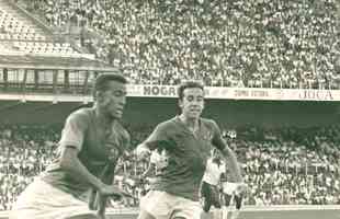 11/04/1966 - Os jogadores Dirceu Lopes e Tosto, do Cruzeiro, em jogo no Mineiro, em Belo Horizonte, em abril de 1966.
