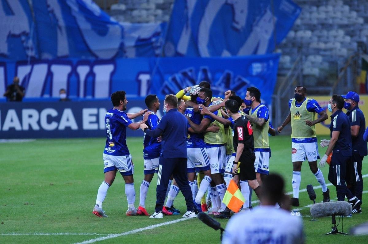 Fotos do duelo entre Cruzeiro e CRB, no Mineiro, em Belo Horizonte, pela oitava rodada da Srie B do Brasileiro