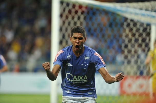 Raniel e De Arrascaeta marcaram os gols da vitria cruzeirense no Mineiro