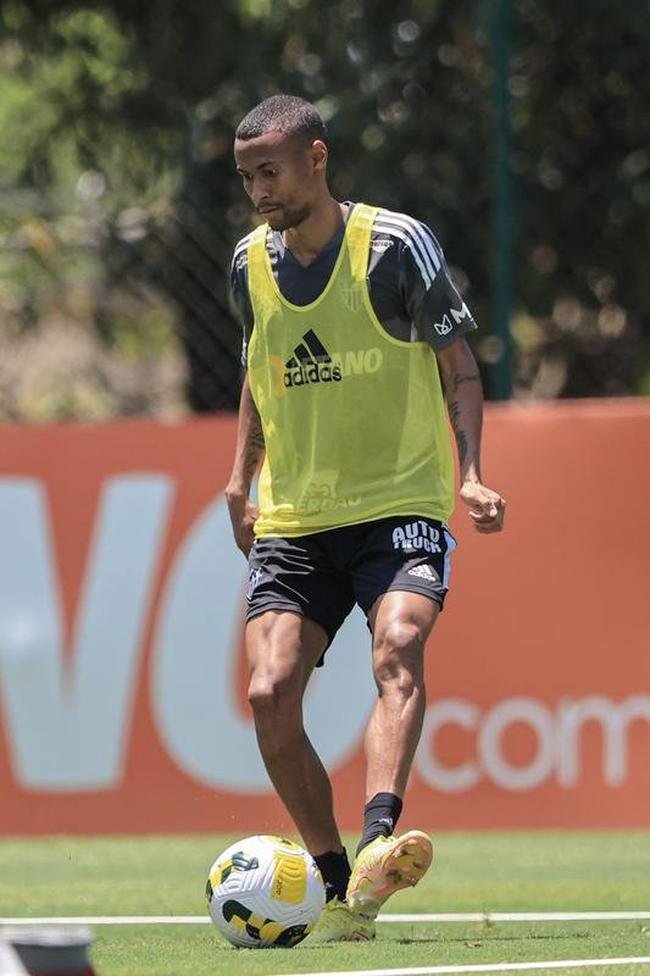 Fotos do treino do Atltico nesta quarta-feira (12/10), na Cidade do Galo. Em recuperao de um incmodo na panturrilha esquerda, Hulk fez funcional no campo e ainda  dvida para o confronto contra o Flamengo, no sbado, s 20h30, no Maracan, pelo Brasileiro