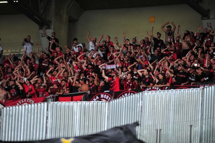 Torcida do Athletico-PR no jogo de ida da final da Copa do Brasil de 2021, contra o Galo, no Mineiro, em BH