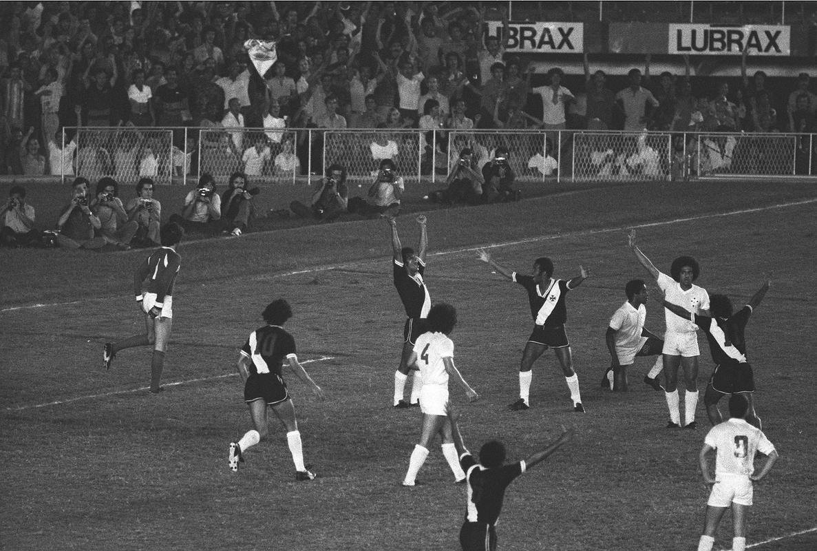 Vasco venceu Cruzeiro por 2 a 1 pela final do Campeonato Brasileiro de 1974. Partida ficou marcada por erro de rbitro Armando Marques, que anulou gol legtimo do volante celeste Z Carlos. Empate no Maracan daria ttulo aos mineiros.
