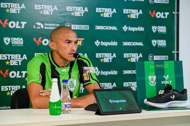 Fotos da apresentao do lateral-direito Nino Paraba no Amrica