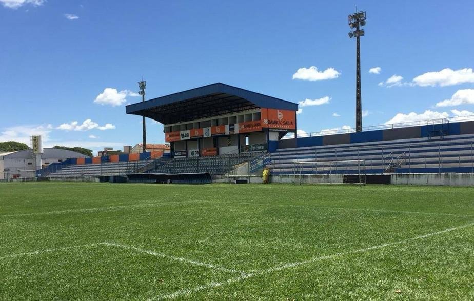 O estdio Zama Maciel, em Patos de Minas, pertence  URT. Atualmente, a capacidade de pblico  de 4.737.