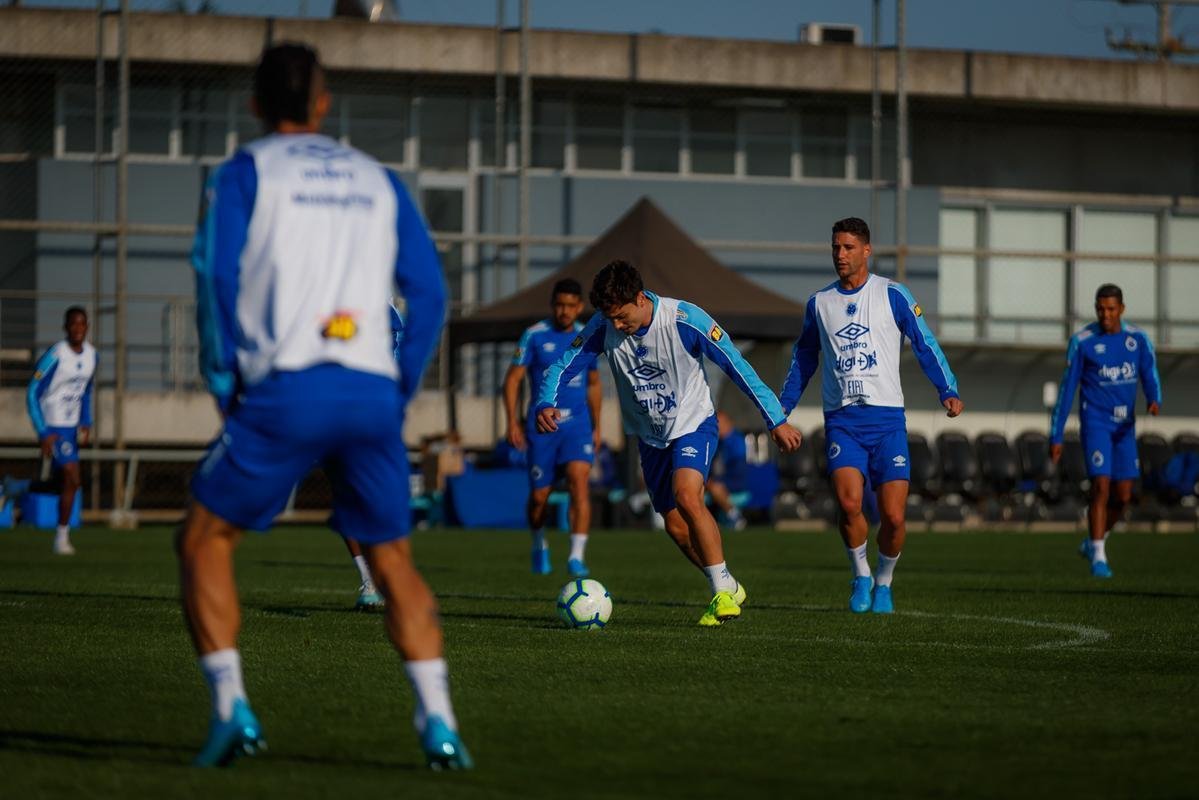 Cruzeiro treinou nesta tera-feira no CT do Grmio, em Porto Alegre, e concluiu a preparao para o duelo com o Internacional, no Beira-Rio, pela semifinal da Copa do Brasil. Time precisa de vitria por dois gols de diferena para ir  final. Se vencer por um gol de vantagem, a deciso ser nos pnaltis. Rogrio Ceni deve escalar o time com Fbio; Edilson, Ded (Fabrcio Bruno), Leo e Dod; Henrique e Robinho; Marquinhos Gabriel, Thiago Neves e David; Pedro Rocha.