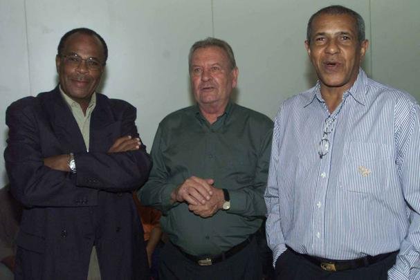 Em 2003, Mussula esteve no Espao Cultural dos Associados Minas, no edifcio do Estado de Minas, em Belo Horizonte, em evento com destaques da II Copa Integrao Dirio da Tarde. Nesta foto, ele estava na companhia de Jose Maria Pena (e) e Vantuir Galdino (d)
