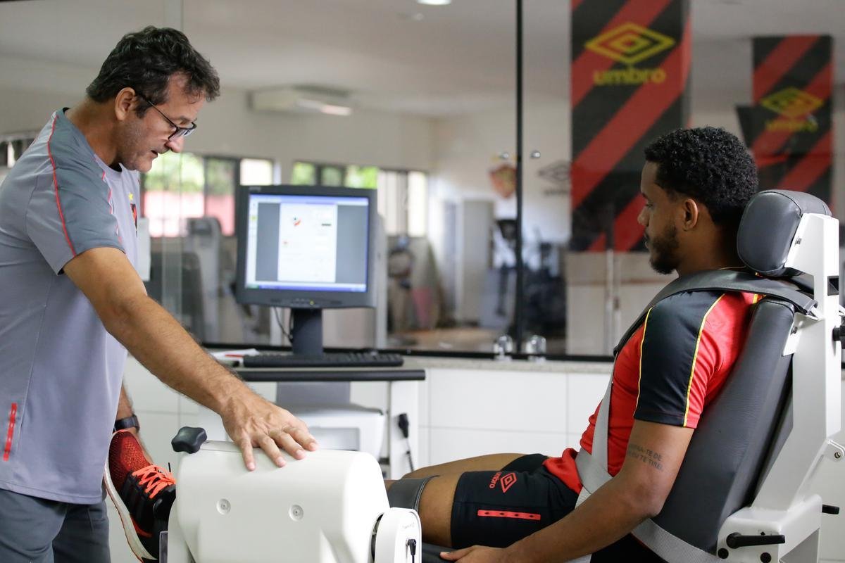 Rithely teve uma manhã agitada no CT do Sport. Ainda sem treinar, o jogador esteve nas instalações do clube para realizar exames fisiológicos junto ao preparador do clube, Inaldo Freire. Depois, apareceu no campo para cumprimentar os companheiros e assistir a movimentação comandada pelo técnico Guto Ferreira. Por fim, concedeu entrevista coletiva, onde abordou o retorno ao clube - confira na íntegra acessando o nosso site