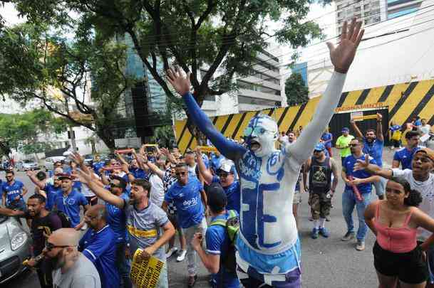 Imagens do protesto da torcida do Cruzeiro em frente ao clube social do Barro Preto