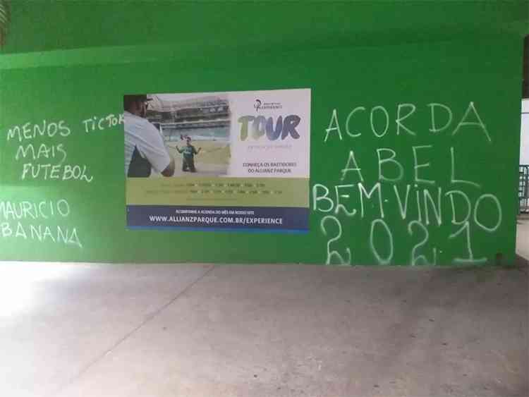 (Foto: Muros do Allianz Parque foram pichados por torcedores, insatisfeitos com a equipe)