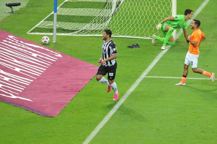 Fotos do gol de Hulk, do Atltico, sobre o La Guaira, no Mineiro, pela Libertadores