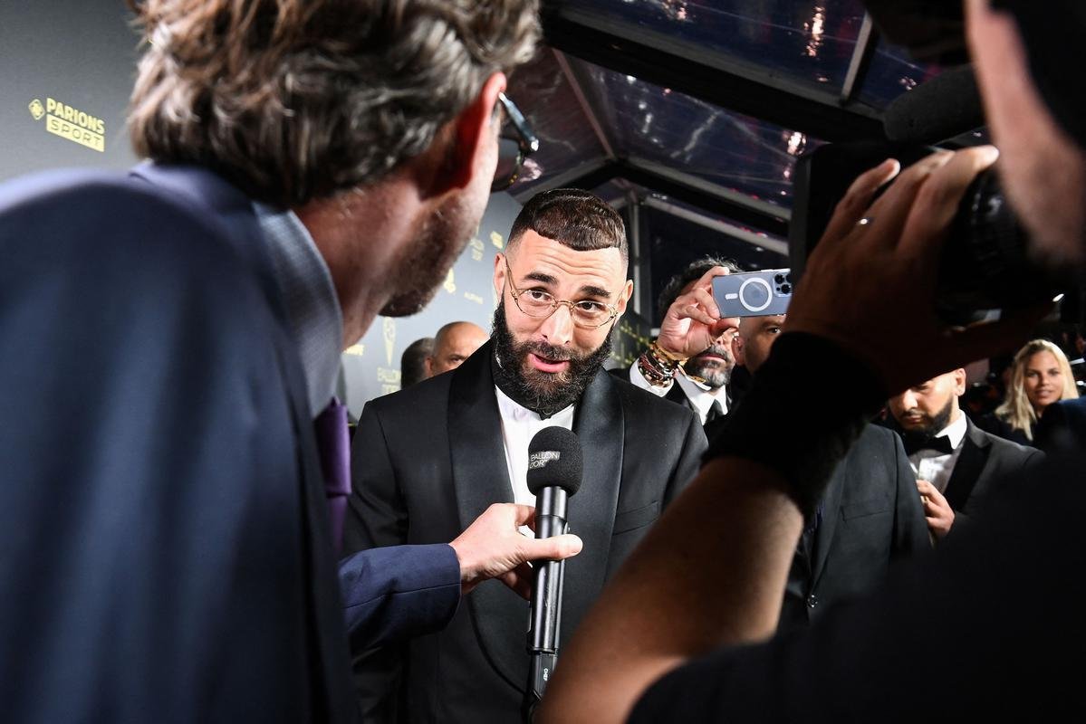 Personalidades do esporte no tapete vermelho do prmio Bola de Ouro, da France Football, no Theatre du Chatelet, em Paris.