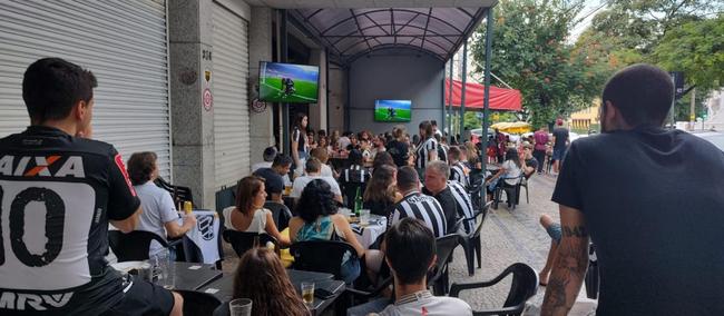 Torcedores do Atlético festejam título em bares de BH