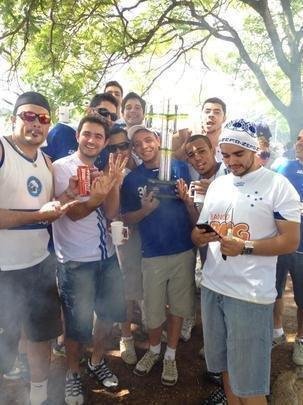 Torcida do Cruzeiro j comea a se movimentar em vrios pontos da cidade antes da partida contra o Grmio, s 17h, no Mineiro