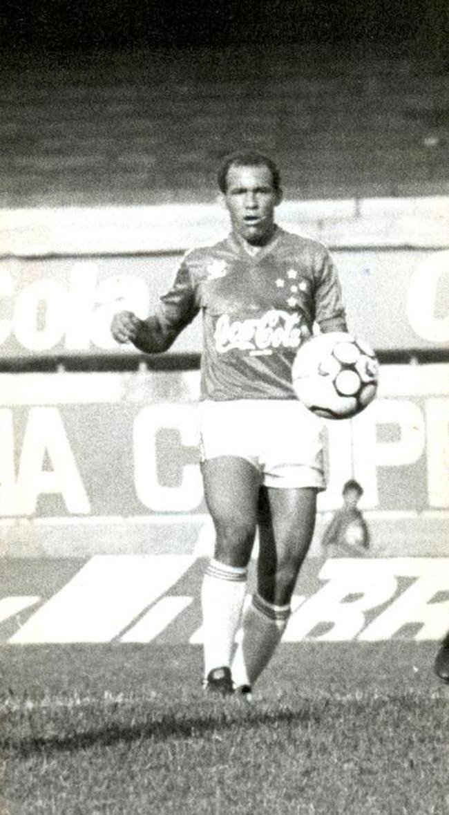 27 - Hamilton - 73 gols em 212 jogos (1986 a 1990)
