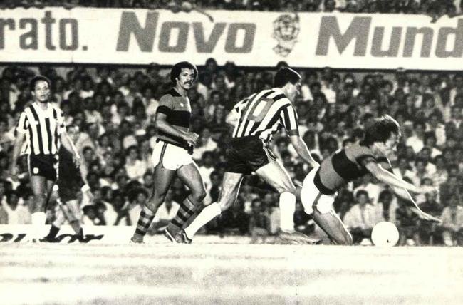 Em 1981, os rivais voltaram a se enfrentar, desta vez pela Copa Libertadores. O jogo ficou marcado negativamente na histria do Alvinegro. Empatados na primeira fase, Atltico e Flamengo foram para o jogo de desempate, que aconteceu no Serra Dourada, em Goinia. O rbitro Jos Roberto Wright expulsou Reinaldo, craque atleticano, aps falta em Zico, e iniciou uma grande confuso. Ainda levaram o carto vermelho: der Aleixo, Chico, Palhinha e Cerezo. O nmero de expulses fez com que o rbitro encerasse a partida antes do tempo previsto. O Rubro-Negro avanou de fase, conquistou o ttulo sul-americano e tambm foi campeo mundial no fim do ano.
