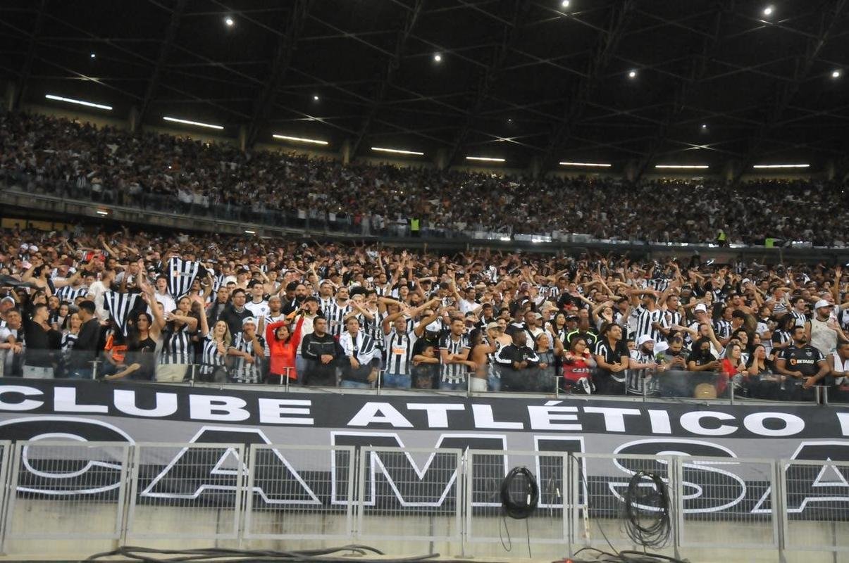 Festa da torcida do Atltico com a vitria por 1 a 0 sobre o Emelec, no Mineiro, pelas oitavas de final da Copa Libertadores; gol de Hulk, em cobrana de pnalti