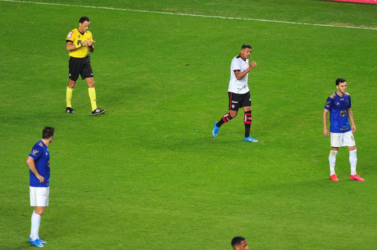 Fotos do duelo entre Cruzeiro e Vitria, no Independncia, em Belo Horizonte, pela 17 rodada da Srie B do Campeonato Brasileiro