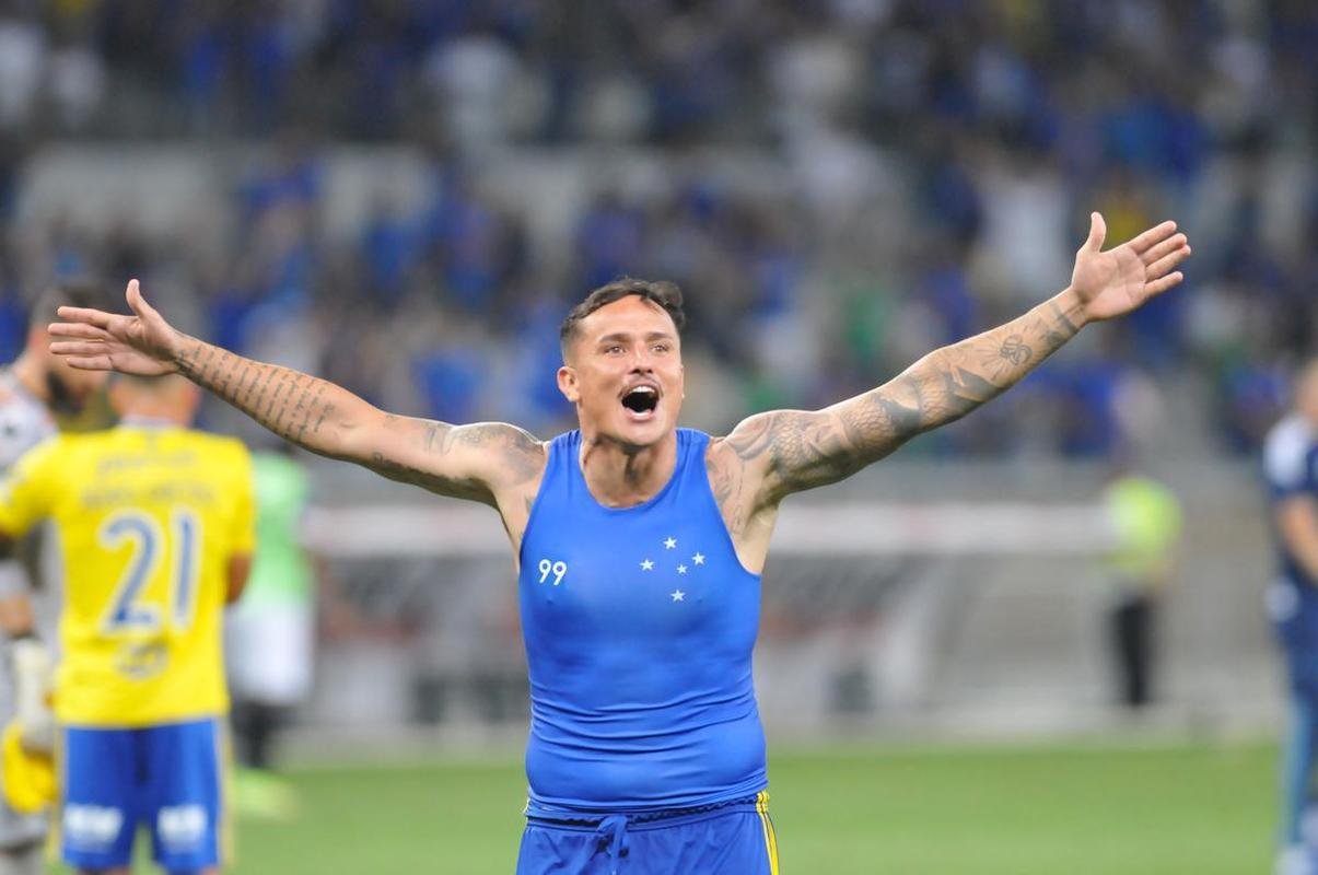 Fotos da grande festa da torcida e do time do Cruzeiro aps a vitria sobre o Operrio, por 1 a 0, que aproximou o time celeste do acesso  Srie A