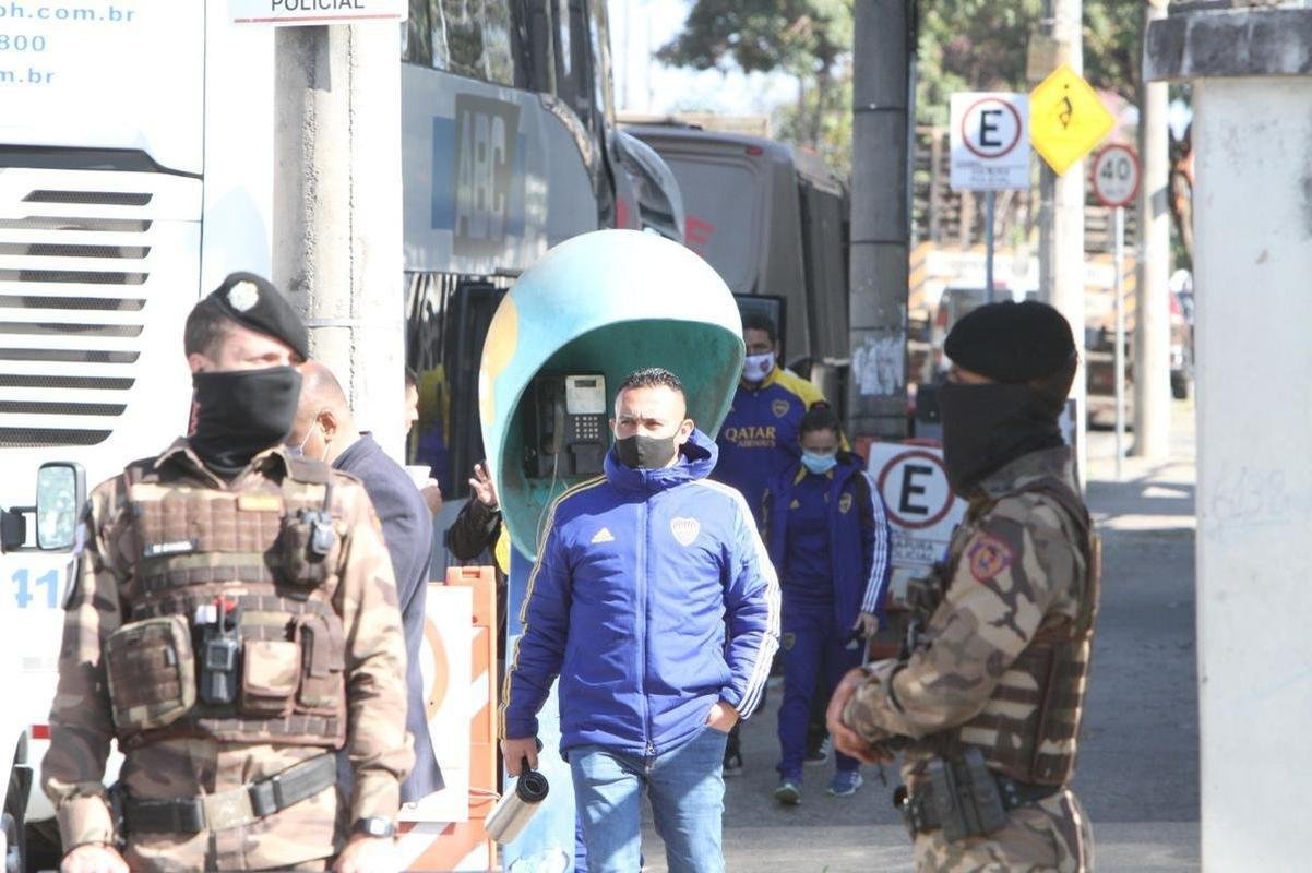 A delegao do Boca Juniors foi liberada da Central de Flagrantes 4  (CEFLAN 4) da Polcia Civil, no bairro Alpio de Melo, regio Noroeste de Belo Horizonte, por volta das 12h desta quarta-feira. Jogadores e membros da comisso tcnica da equipe argentina ficaram na delegacia por cerca de 12 horas para esclarecimentos sobre a confuso no Mineiro aps a eliminao diante do Atltico, nos pnaltis, pelas oitavas de final da Copa Libertadores da Amrica.