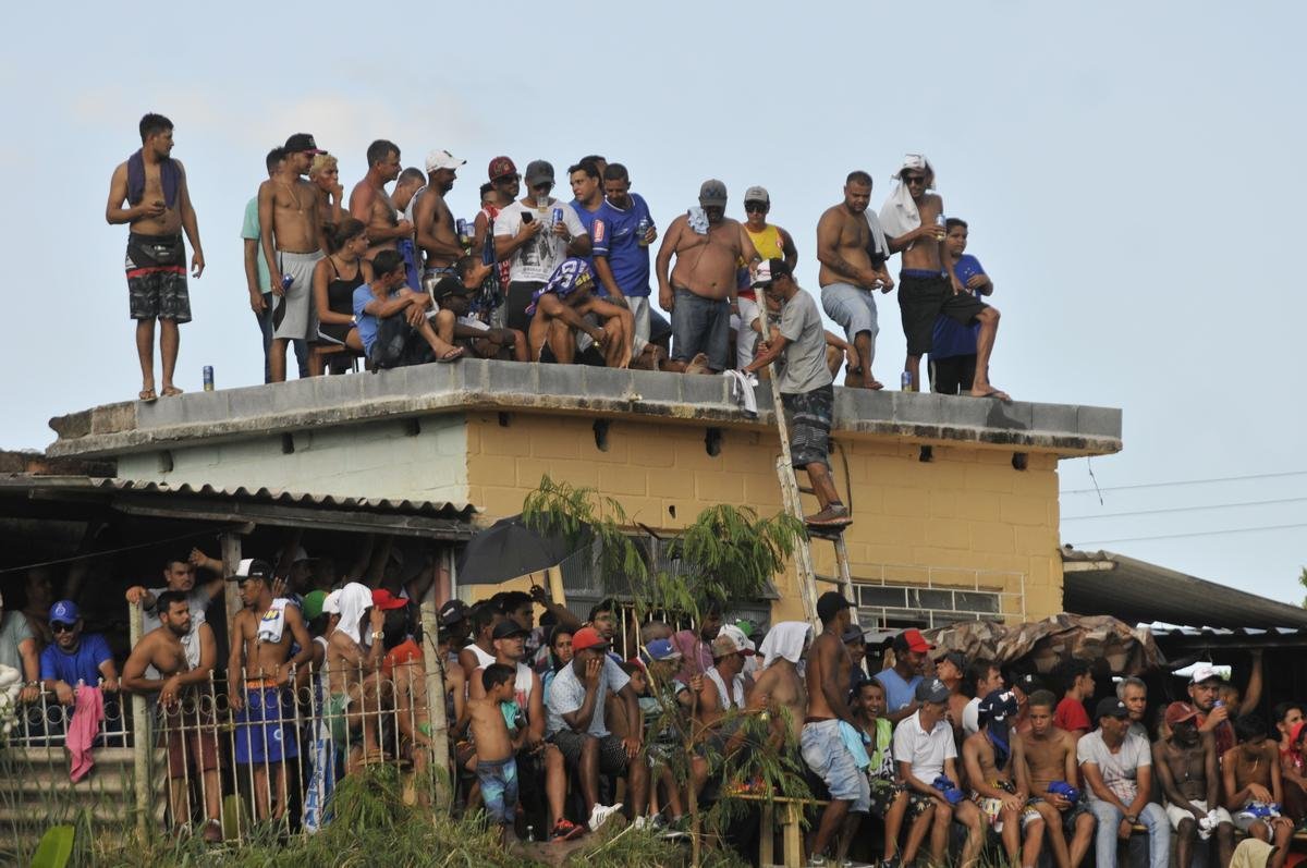 Torcidas de Cruzeiro e Guarani lotaram estdio Fario e casas do entorno, em Divinpolis, para assistir ao duelo de abertura do Campeonato Mineiro 2019