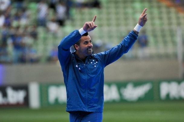 Jogadores, integrantes da comisso tcnica e dirigentes do Cruzeiro recebem faixas alusivas ao ttulo da Copa do Brasil
