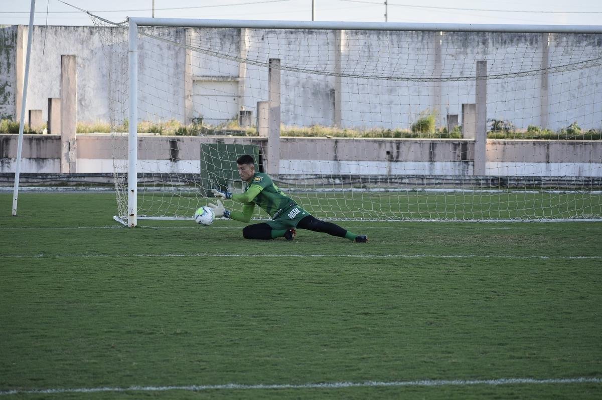 Nesta semana, o Amrica treinou no Estdio Governador Ernani Styro, em Campina Grande, na Paraba. As atividades comandadas pelo tcnico Lisca visaram o confronto contra o Treze-PB, pela primeira fase da Copa do Brasil. A partida ser realizada nesta quinta-feira (18), s 16h, no Estdio Presidente Vargas, tambm em Campina Grande.