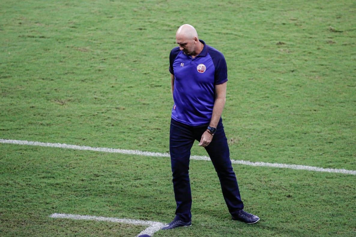 O Náutico equilibrou na segunda metade do primeiro tempo e o jogo ficou aberto para as equipes, com ambas criando boas chances. Jorge Henrique, de cabeça, teve duas oportunidades pelo Timbu. o Santa acertou uma bola na trave, com Didira, mas o placar terminou sem gols na etapa inicial.