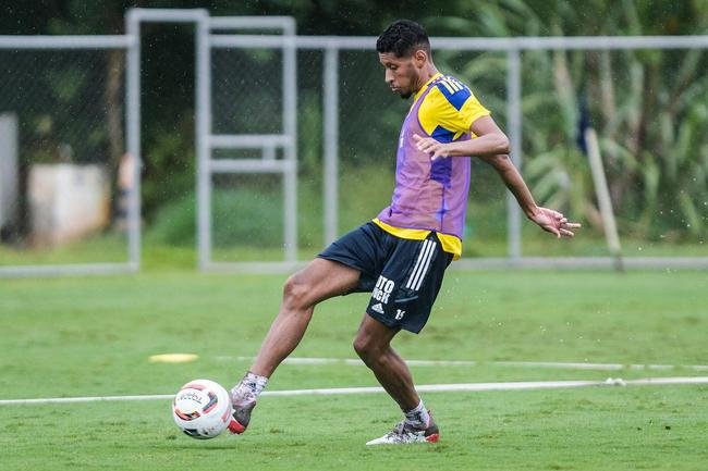 Imagens do treino do Cruzeiro neste sbado (8), sob forte chuva, na Toca da Raposa II, em Belo Horizonte