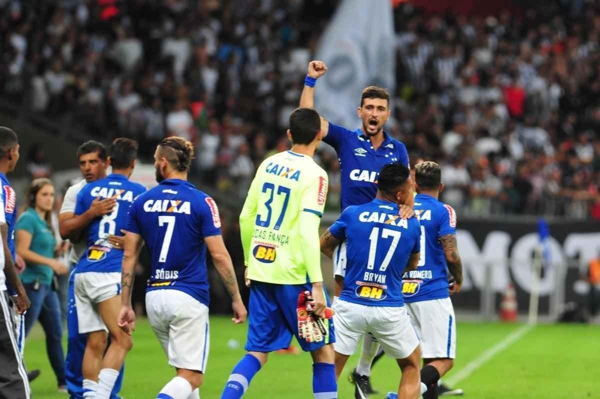 Festa cruzeirense no final do clssico com a vitria por 1 a 0