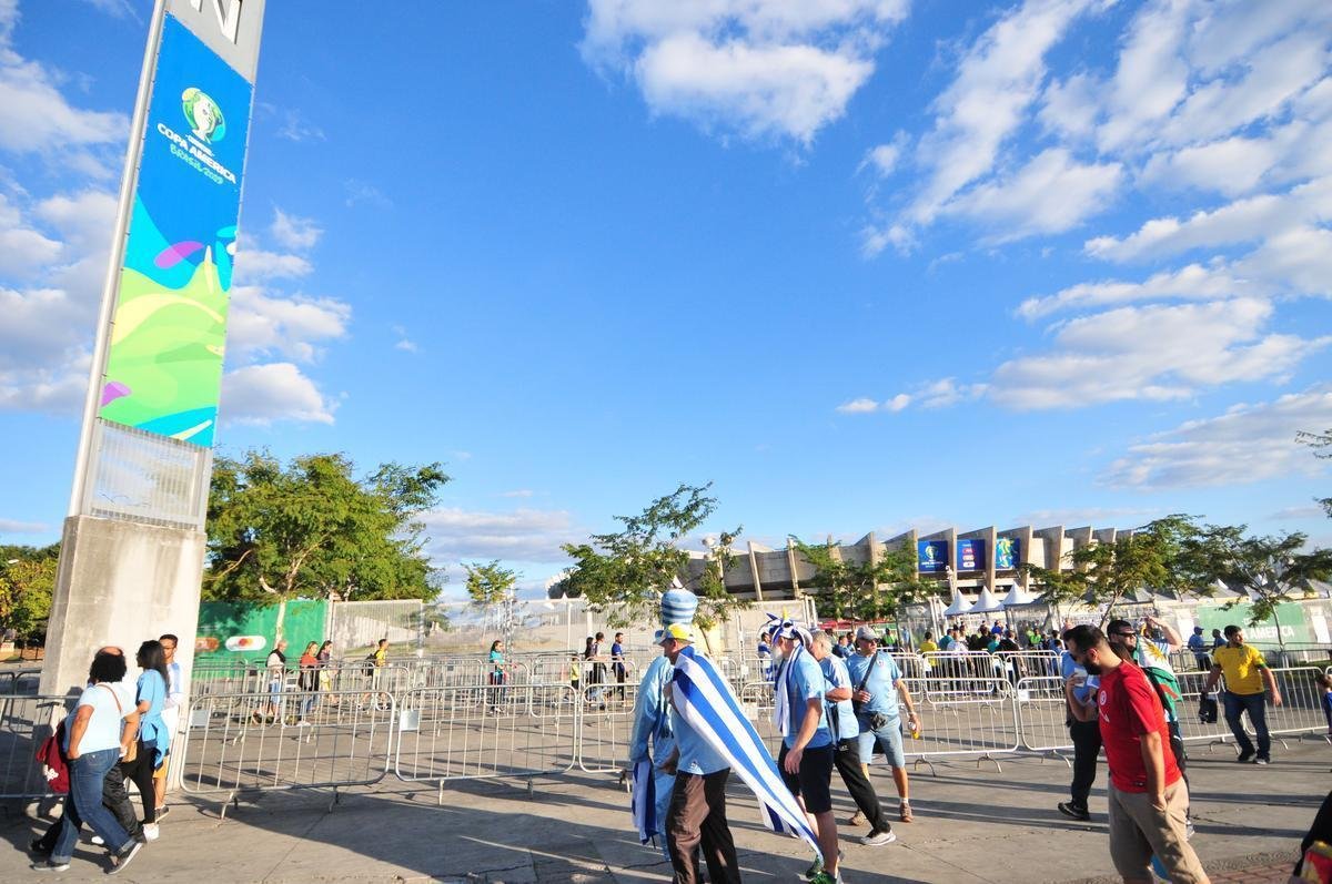 Torcedores nos arredores do Mineiro antes de Uruguai x Equador