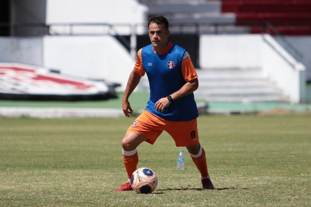 Jogadores do Santa Cruz treinaram no estádio do Arruda, já apresentando trabalhos com bola no gramado, sob a supervisão do técnico Itamar Schülle. Todos os atletas e os membros da comissão técnica seguem submetidos às medidas de afastamento social.