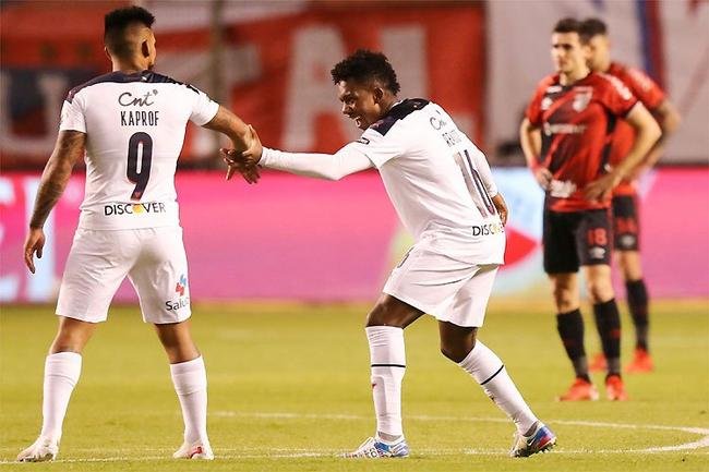 LDU fez valer o mando de campo e, com gol no fim, abriu vantagem diante do Athletico