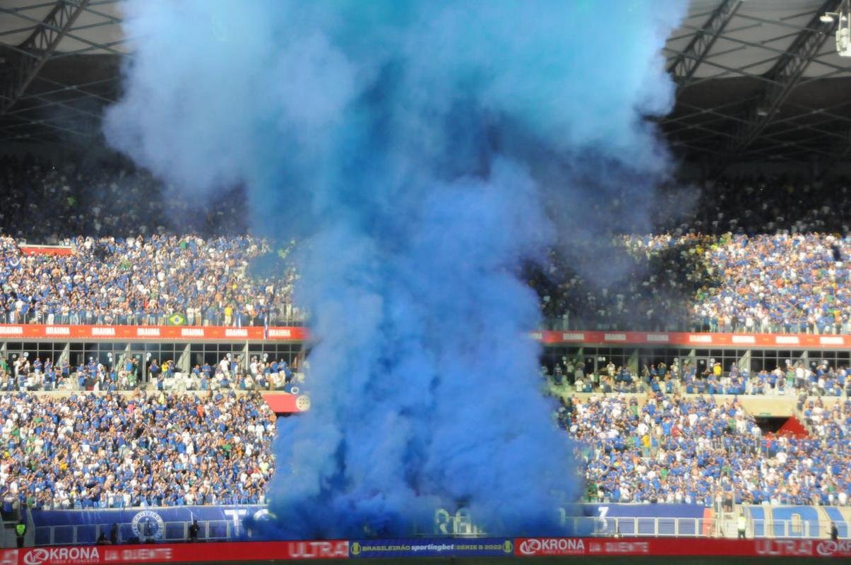 Fotos da torcida do Cruzeiro, no Mineiro, na partida contra a Ponte Preta pela 13 rodada da Srie B do Campeonato Brasileiro. Mineiro recebeu grande pblico mais uma vez