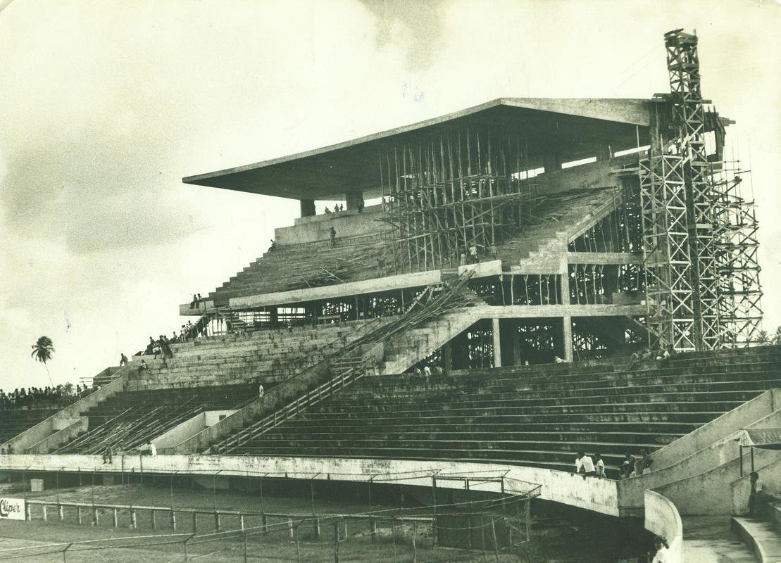 De 1965 a 1970, o estádio passou a receber as primeiras arquibancadas. Desde a estrutura de madeira até a alvenaria, com apoio da doação sobretudo de torcedores do clube. Na foto, o crescimento do setor de cadeiras e tribunas de honra, em 1969.