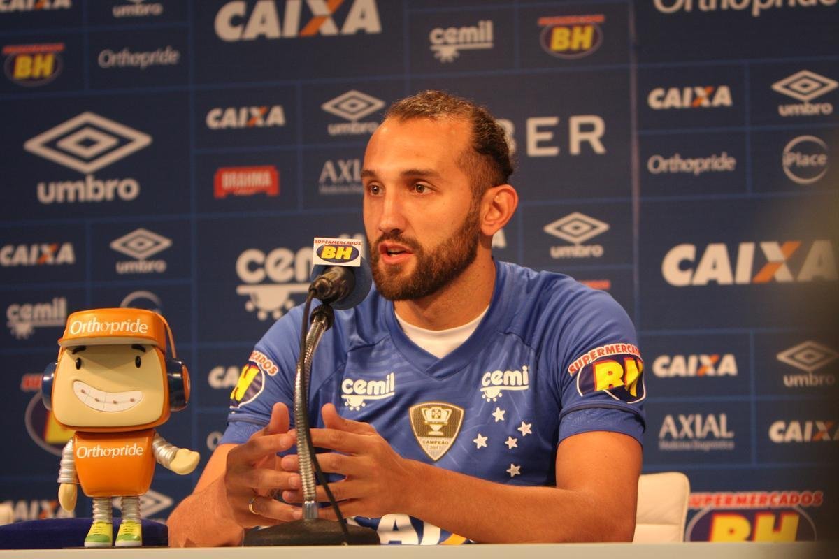 Atacante Barcos, o 'Pirata', vestiu a camisa 28 do Cruzeiro e falou sobre desejo de conquistar muitos ttulos