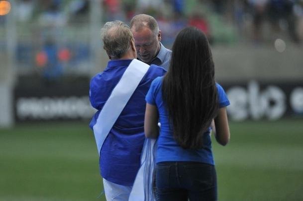 Jogadores, integrantes da comisso tcnica e dirigentes do Cruzeiro recebem faixas alusivas ao ttulo da Copa do Brasil