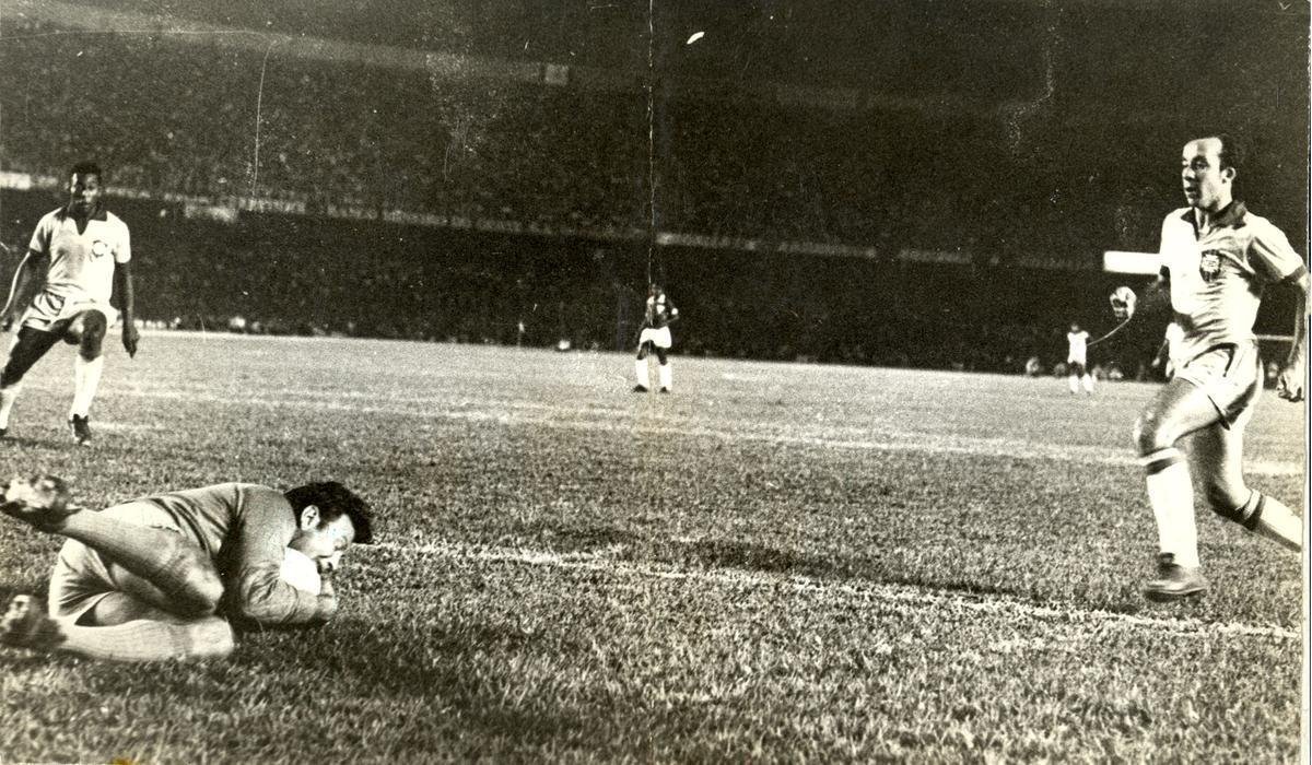 Em amistoso disputado em 1969, Atltico venceu a Seleo Brasileira por 2 a 1, no Mineiro. Amauri Horta e Dario marcaram para os donos da casa, enquanto Pel descontou para os visitantes.